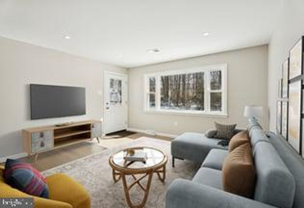 Image 4 of property listing at 306 GRAPE ST, Warminster, PA 18974