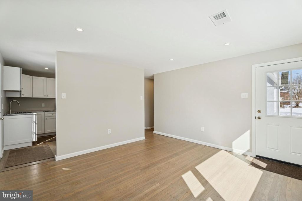 Image 6 of property listing at 306 GRAPE ST, Warminster, PA 18974