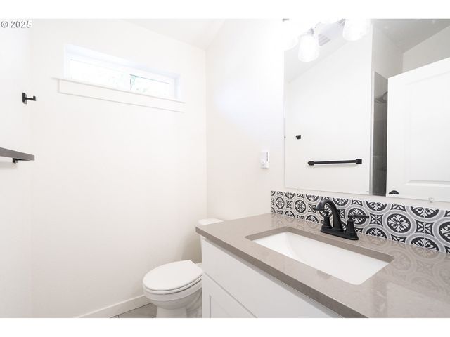 6541 Se WOODSTOCK Blvd, Portland, OR 97206