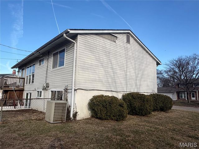 2290 Montagne Drive, Florissant, MO 63033