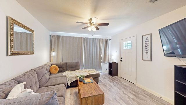 922 Tamara Lane, Grand Prairie, TX 75051