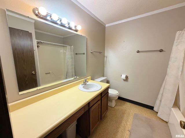 369 N KELLOGG Street, Galesburg, IL 61401