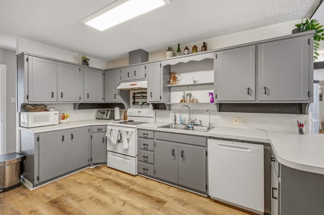 1005 Spanish Trail Drive, Granbury, TX 76048