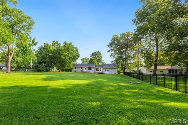 200 Brookside Lane, Ballwin, MO 63021