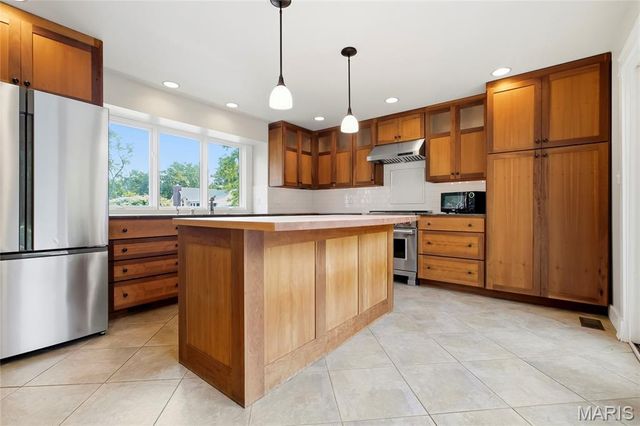 200 Brookside Lane, Ballwin, MO 63021