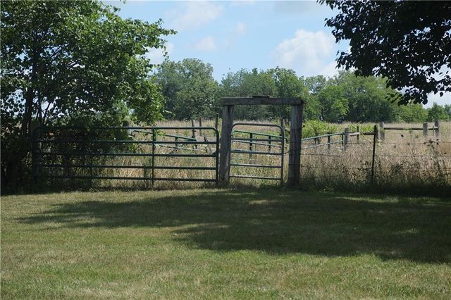 984 750th Road, Centerview, MO 64019