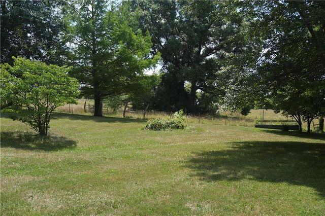 984 750th Road, Centerview, MO 64019