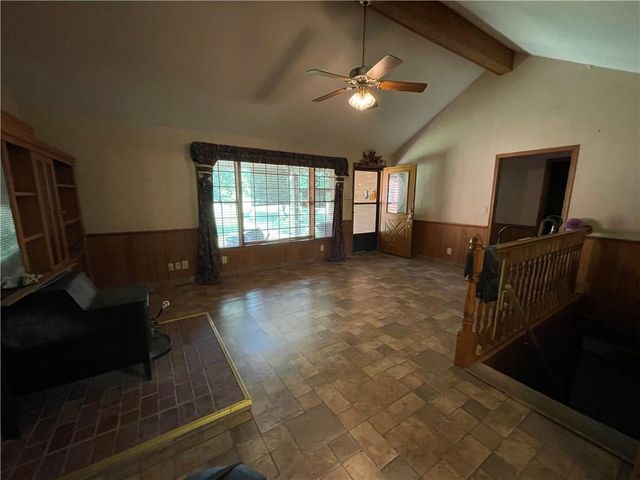 984 750th Road, Centerview, MO 64019