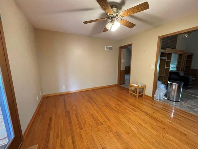 984 750th Road, Centerview, MO 64019