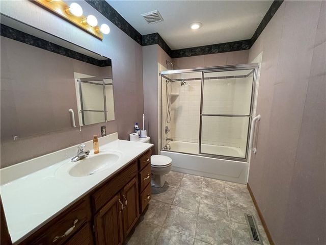 984 750th Road, Centerview, MO 64019