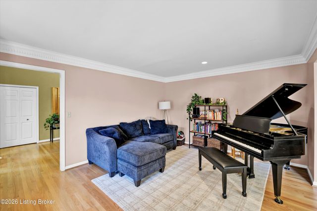 802 Foxgate Rd, Louisville, KY 40223