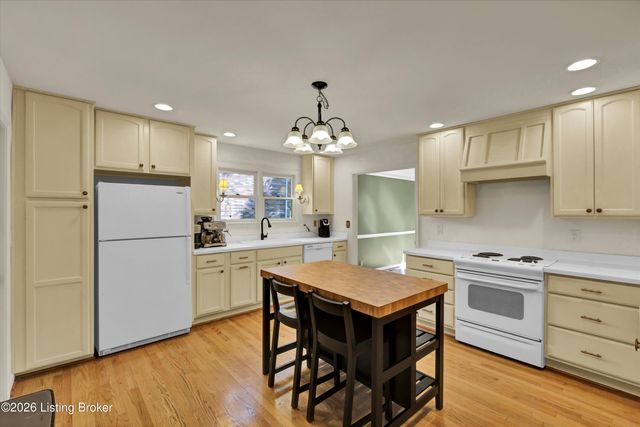 802 Foxgate Rd, Louisville, KY 40223