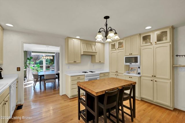 802 Foxgate Rd, Louisville, KY 40223