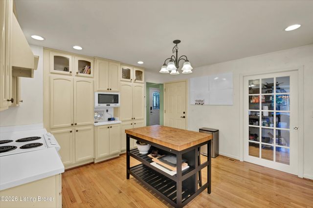 802 Foxgate Rd, Louisville, KY 40223
