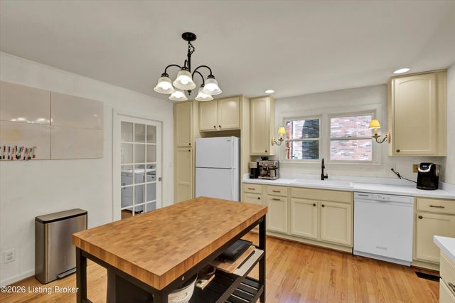802 Foxgate Rd, Louisville, KY 40223