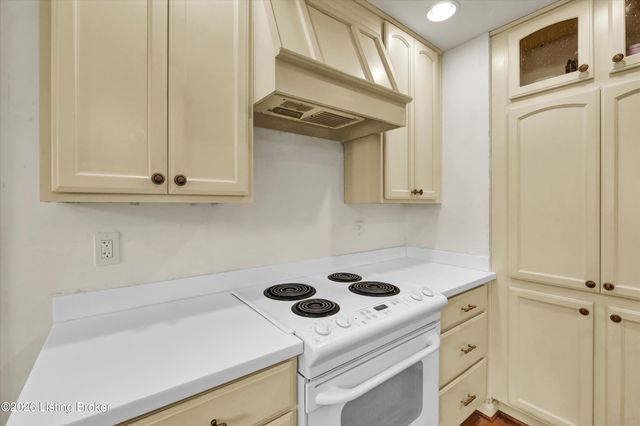 802 Foxgate Rd, Louisville, KY 40223