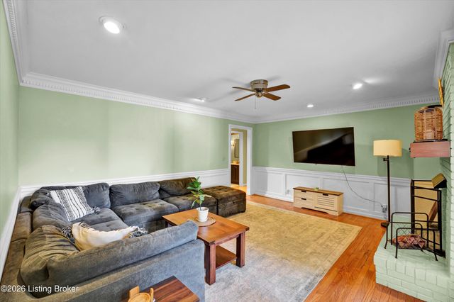 802 Foxgate Rd, Louisville, KY 40223