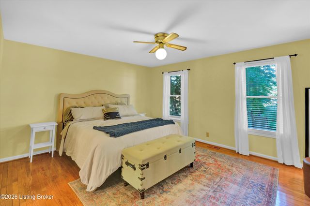 802 Foxgate Rd, Louisville, KY 40223