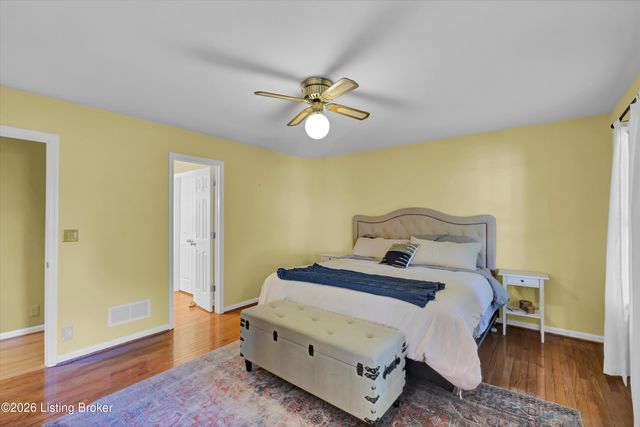 802 Foxgate Rd, Louisville, KY 40223