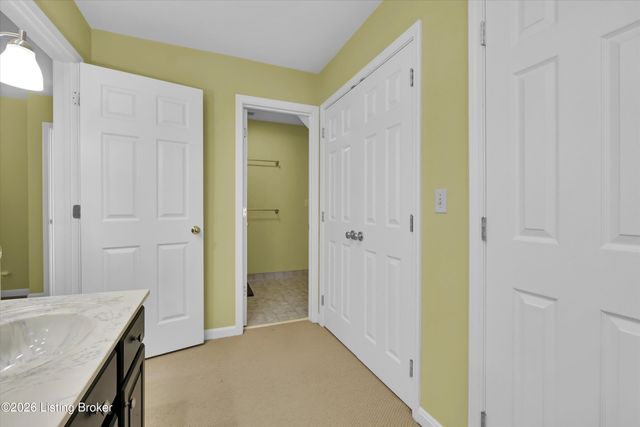 802 Foxgate Rd, Louisville, KY 40223