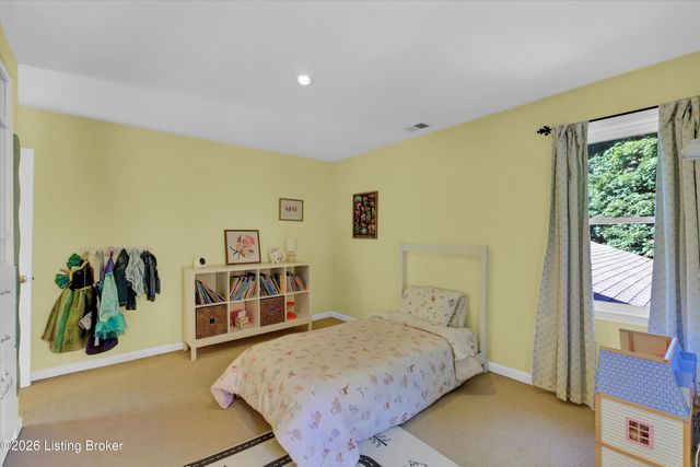 802 Foxgate Rd, Louisville, KY 40223