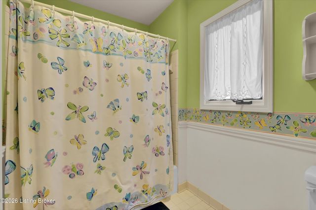 802 Foxgate Rd, Louisville, KY 40223