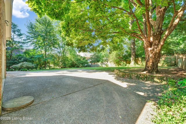 802 Foxgate Rd, Louisville, KY 40223
