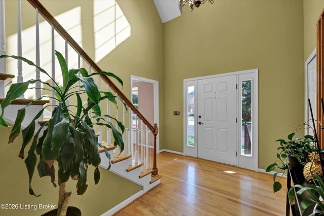802 Foxgate Rd, Louisville, KY 40223
