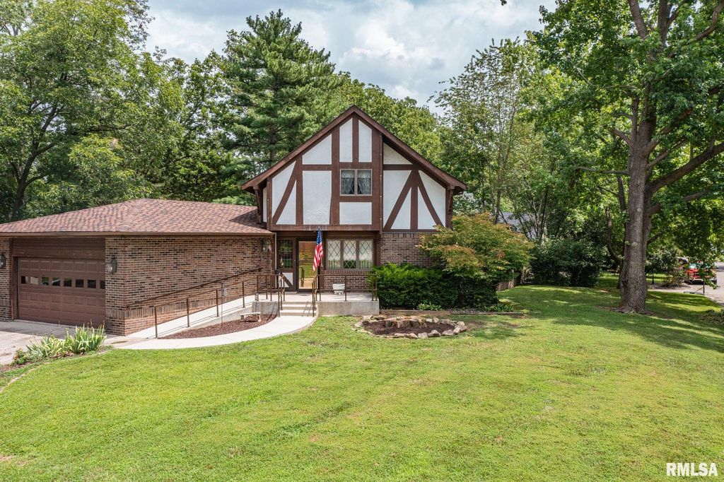 102 Lost Hollow Drive, Salem, IL 62881