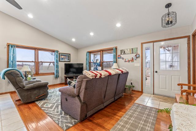 23371 650th Avenue, Alden, MN 56009