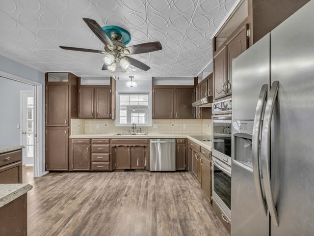 408 Rustling Oaks Drive, Waverly, TN 37185