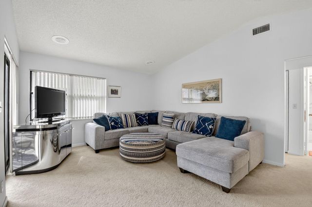 7657 Tahiti Lane 202, Lake Worth, FL 33467