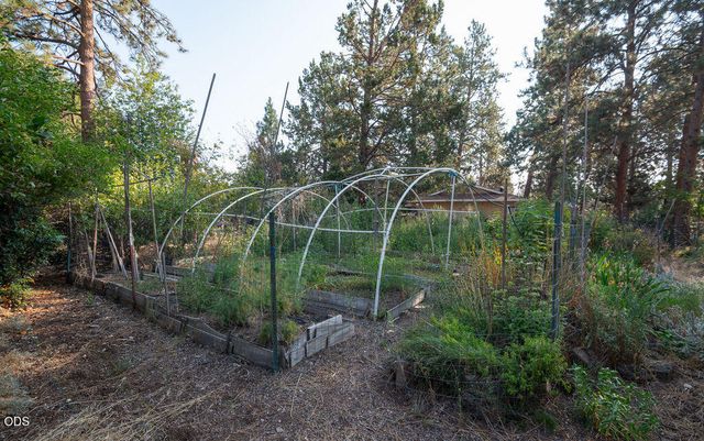 20941 Desert Woods Drive, Bend, OR 97702