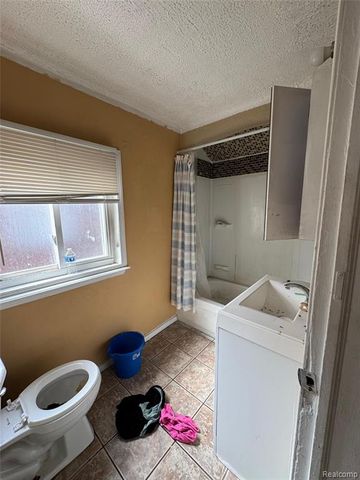 15501 Whitcomb Street, Detroit, MI 48227