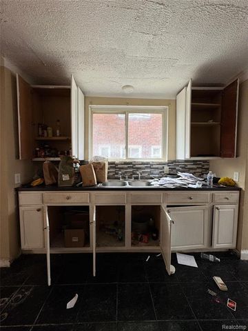 15501 Whitcomb Street, Detroit, MI 48227