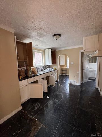 15501 Whitcomb Street, Detroit, MI 48227