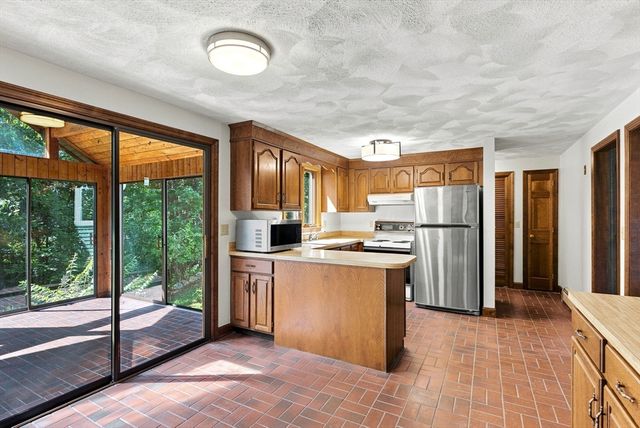 4 Dundas Avenue, Andover, MA 01810