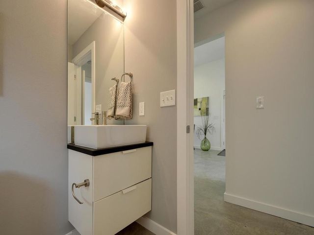 2103 E 14th ST B, Austin, TX 78702