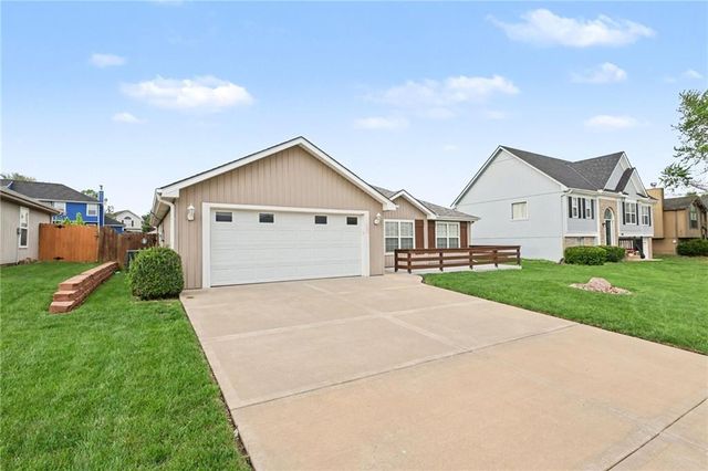 600 SE Saratoga Drive, Blue Springs, MO 64014
