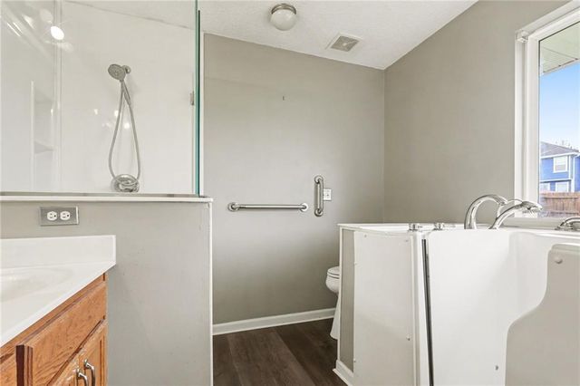 600 SE Saratoga Drive, Blue Springs, MO 64014