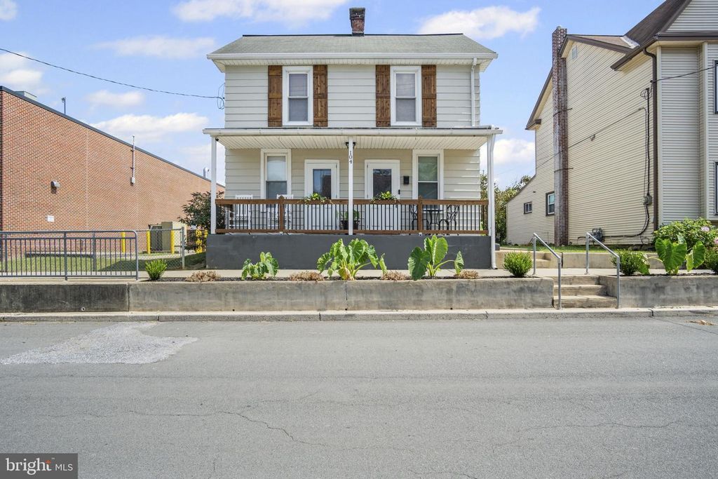 104 N LOCUST ST, Palmyra, PA 17078