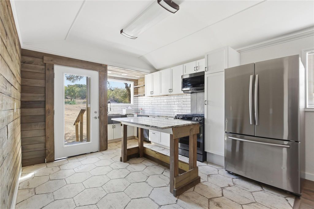 418 Polvado, Round Mountain, TX 78663