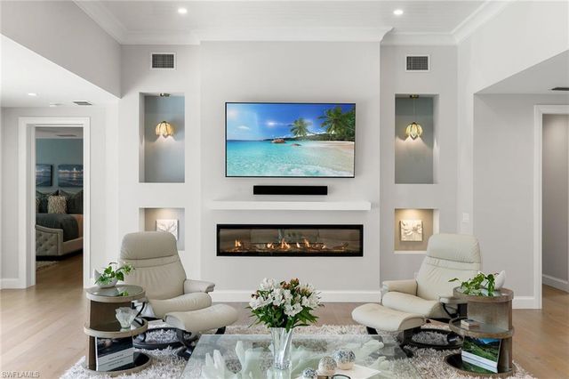 5949 Chanteclair DR 8, Naples, FL 34108