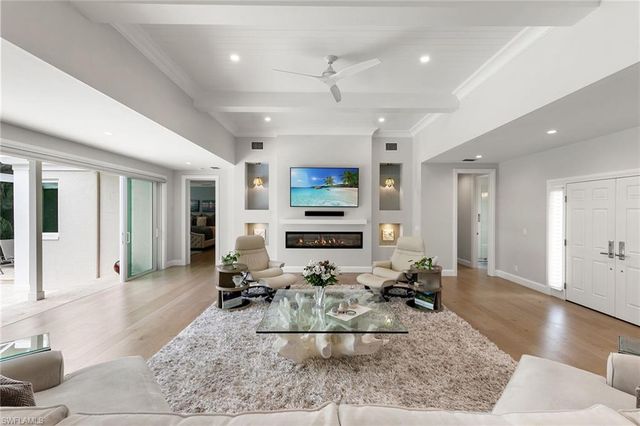 5949 Chanteclair DR 8, Naples, FL 34108