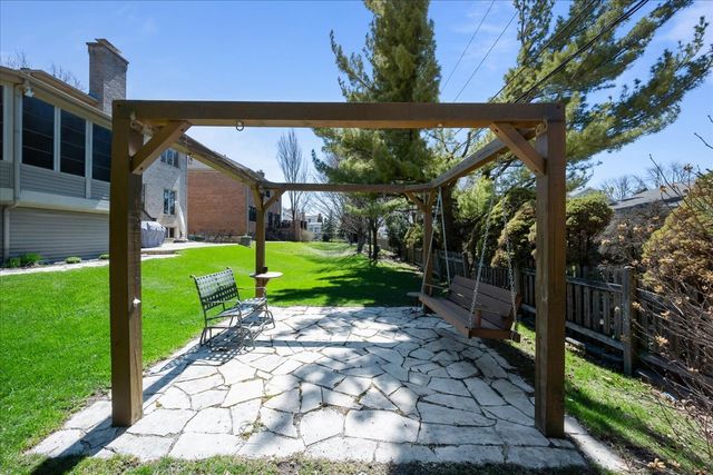 1928 N Ridge Avenue, Arlington Heights, IL 60004