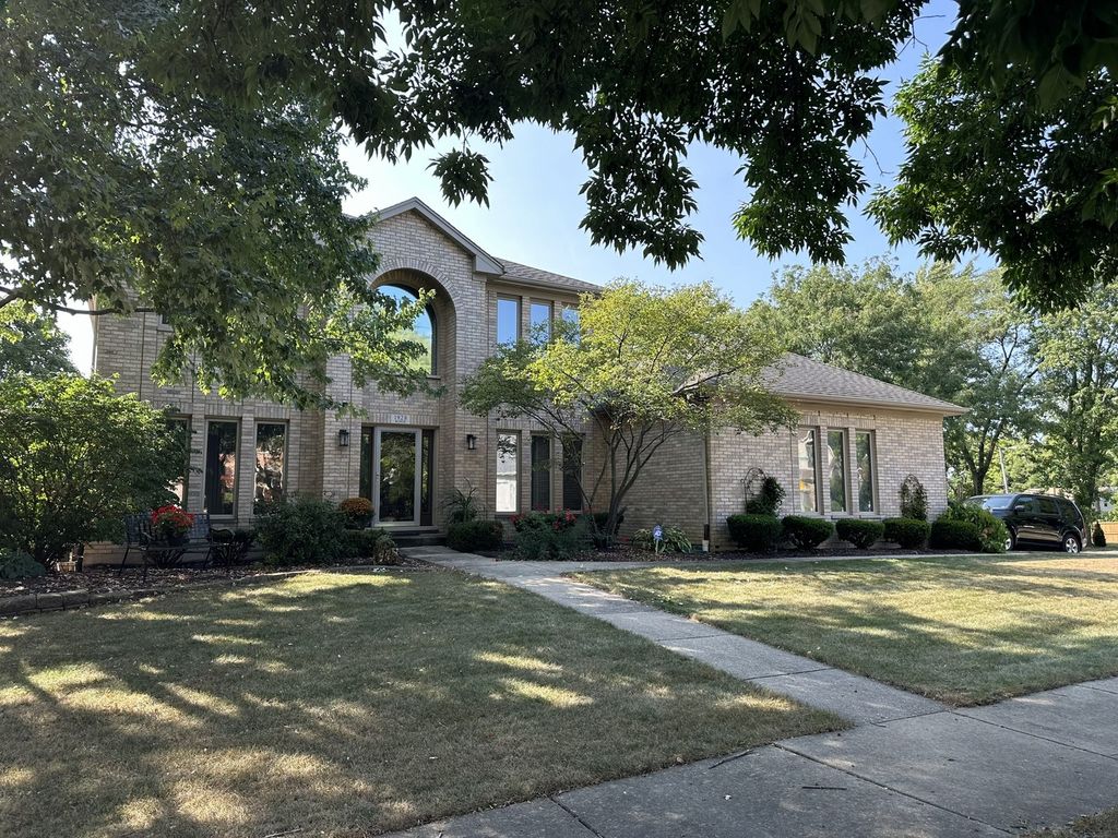 1928 N Ridge Avenue, Arlington Heights, IL 60004