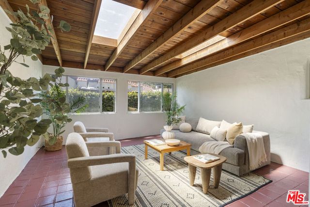 585 N Irving Boulevard, Los Angeles, CA 90004