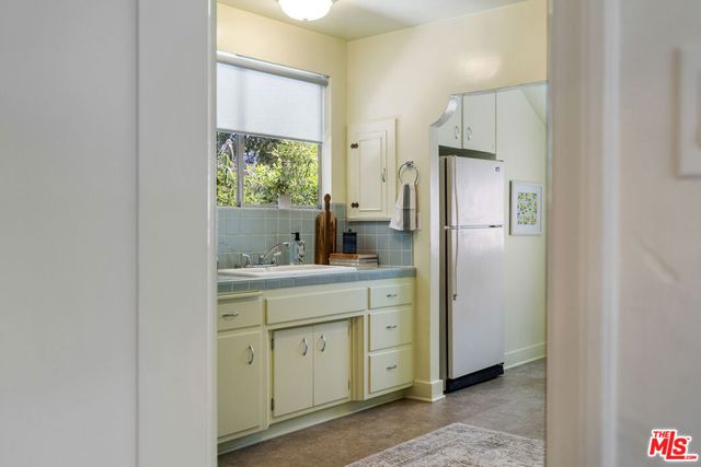 585 N Irving Boulevard, Los Angeles, CA 90004