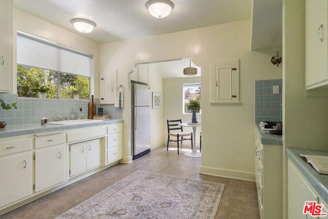 585 N Irving Boulevard, Los Angeles, CA 90004