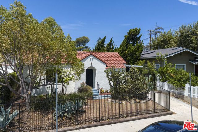 585 N Irving Boulevard, Los Angeles, CA 90004